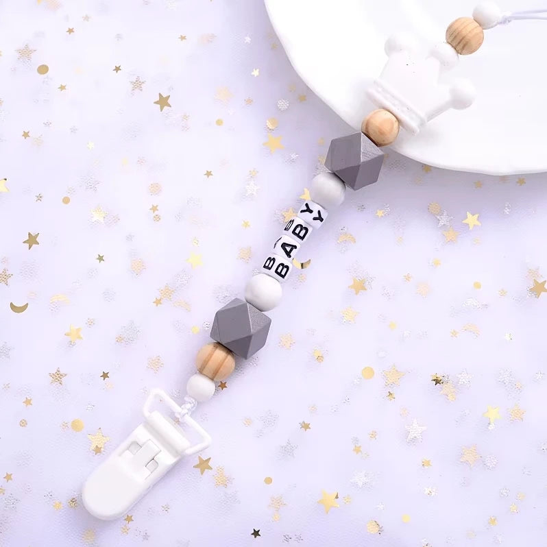 Personalisierte Schnullerketten aus Holz & Silikonperlen